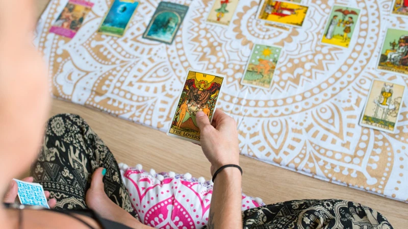 Benefits And Drawbacks Of Social Media Tarot Reading